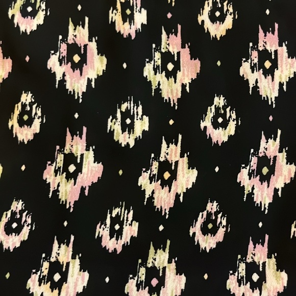 Maurices Black Geometric Blouse size large - Picture 9 of 9